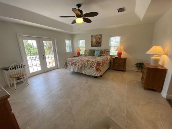 Holmes Beach Victorian Style Large Heated Pool 3 Bedrooms
