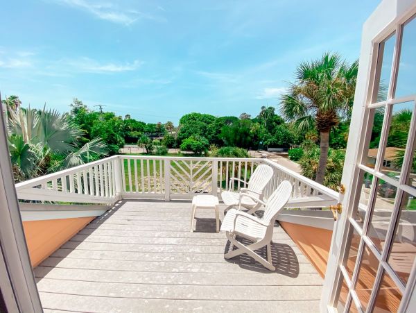 Holmes Beach Victorian Style Large Heated Pool 3 Bedrooms