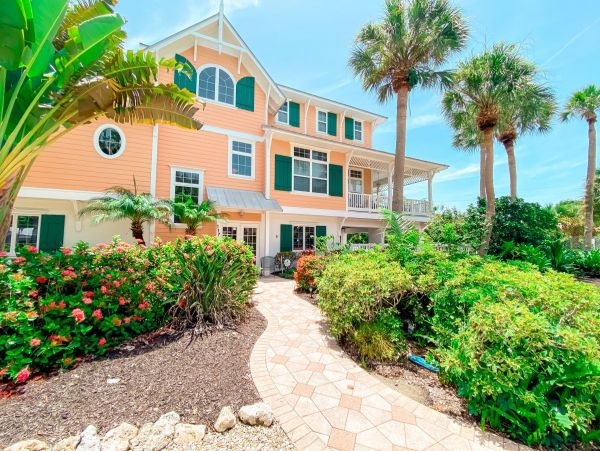 Holmes Beach Victorian Style Large Heated Pool 3 Bedrooms