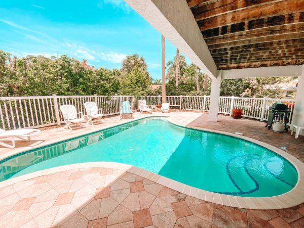 Holmes Beach Victorian Style Large Heated Pool 3 Bedrooms