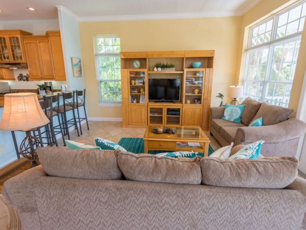 Holmes Beach Victorian Style Large Heated Pool 3 Bedrooms