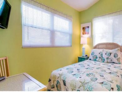 Holmes Beach 3  Bedroom Cottage One Block to Beach