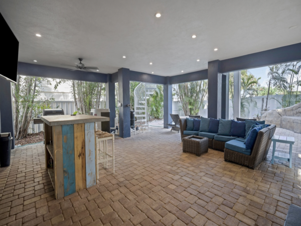 Anna Maria Island Luxury Vacation Rental - 6-Bedroom Beach House with Pool & Spa