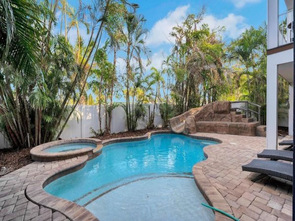 Anna Maria Island Luxury Vacation Rental - 6-Bedroom Beach House with Pool & Spa
