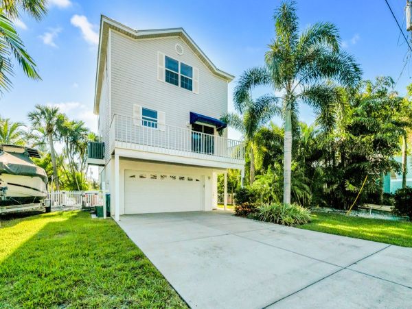 Holmes Beach Charming Three Bedroom Vacation Home- Canal Front