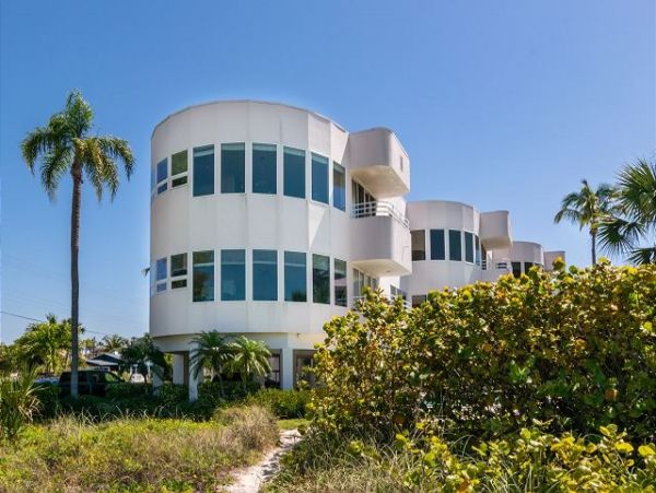 Anna Maria Three Bedroom Luxury Beach Condo on Beach