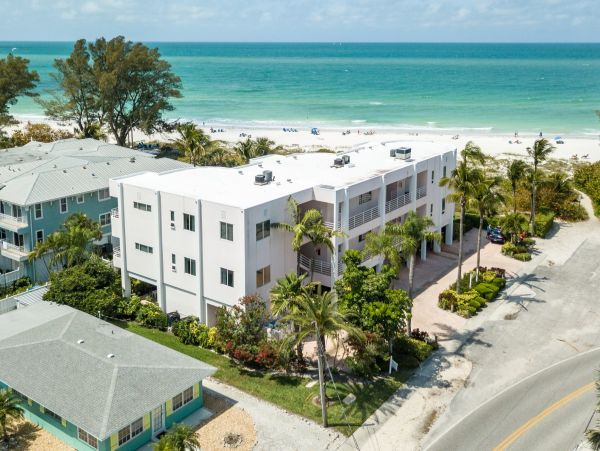 Anna Maria Three Bedroom Luxury Beach Condo on Beach
