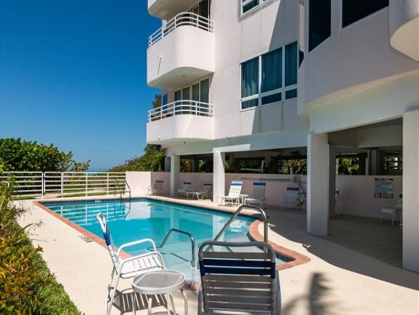 Anna Maria Three Bedroom Luxury Beach Condo on Beach