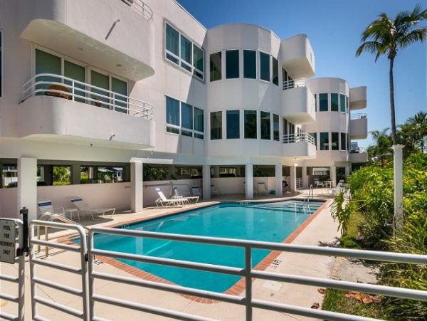 Anna Maria Three Bedroom Luxury Beach Condo on Beach