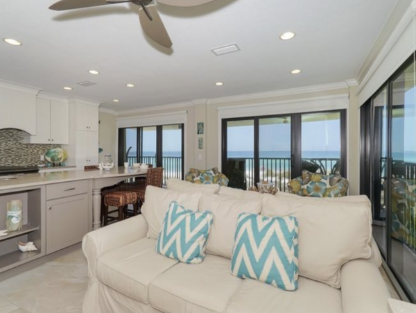 Beachfront Condo Sleeps 4 Guests in Anna Maria Island
