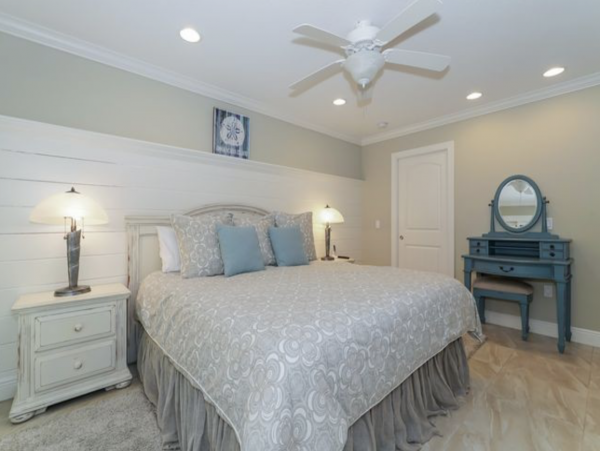Beachfront Condo Sleeps 4 Guests in Anna Maria Island