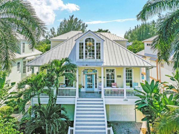 Charming Captiva Getaway with Prime Beach Access and Luxury Amenities