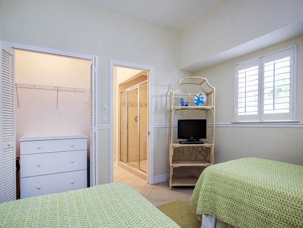 Charming Captiva Getaway with Prime Beach Access and Luxury Amenities