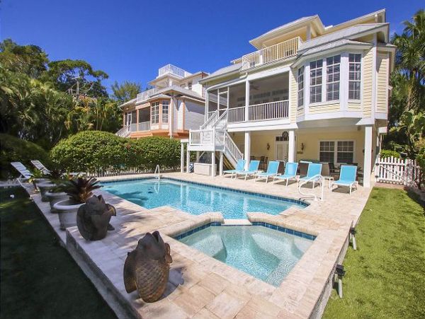 Charming Captiva Getaway with Prime Beach Access and Luxury Amenities
