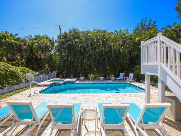 Charming Captiva Getaway with Prime Beach Access and Luxury Amenities