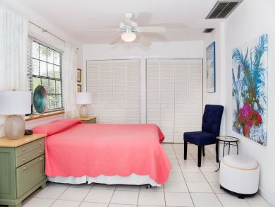 Bedroom with Pink bedding in Captiva rental