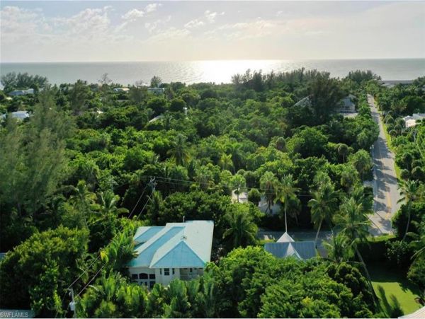 Four Bedroom Walk to Beach Home in Captiva