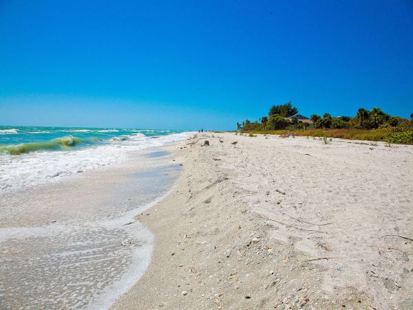 Sanibel Two Bedroom Vacation Condo on Beach - Sleeps Six