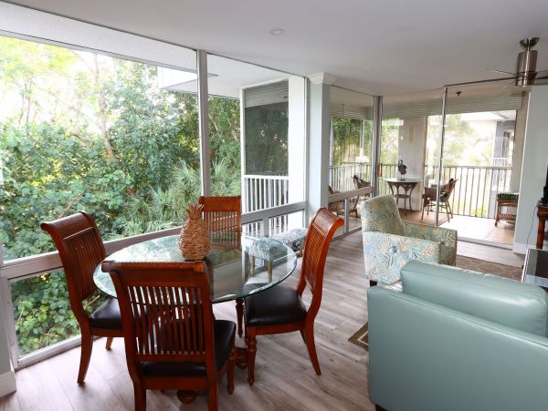 Sanibel Two Bedroom Vacation Condo on Beach - Sleeps Six