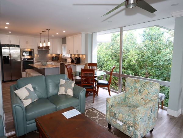 Sanibel Two Bedroom Vacation Condo on Beach - Sleeps Six