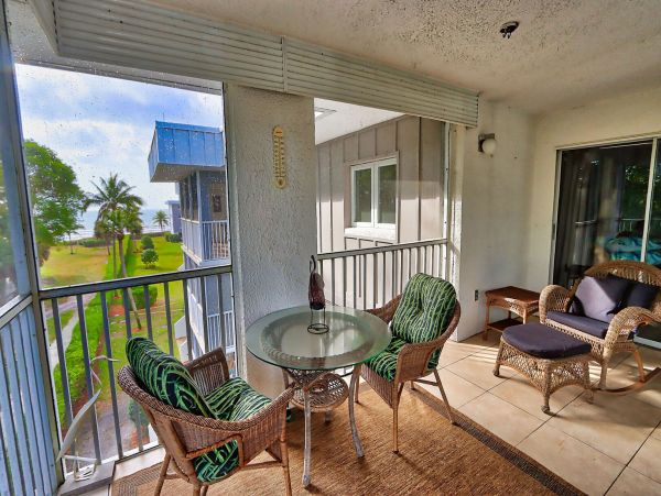 Sanibel Two Bedroom Vacation Condo on Beach - Sleeps Six