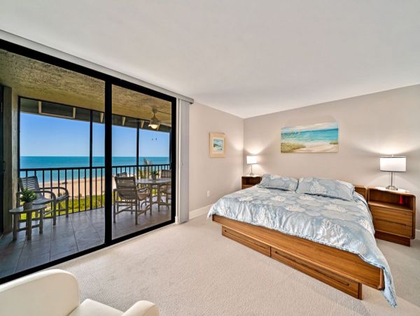 Sanibel Beachfront Condo with Gulf Views & Pool Access