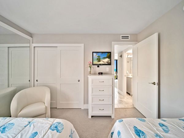 Sanibel Beachfront Condo with Gulf Views & Pool Access