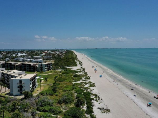 Sanibel Beachfront Condo with Gulf Views & Pool Access