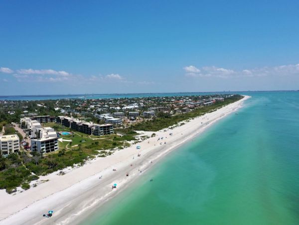 Sanibel Beachfront Condo with Gulf Views & Pool Access