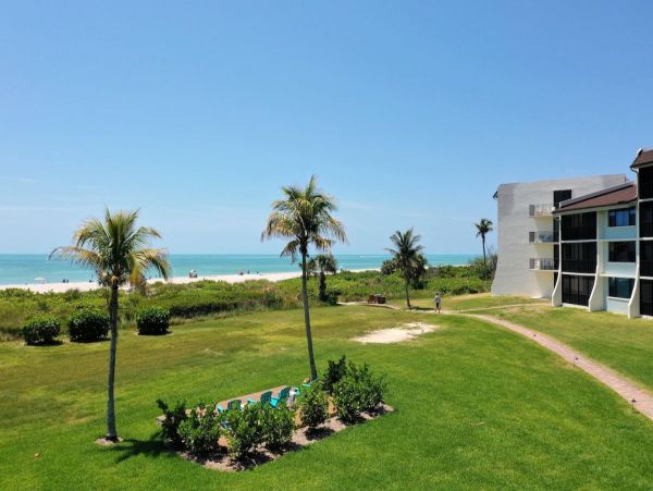 Sanibel Beachfront Condo with Gulf Views & Pool Access