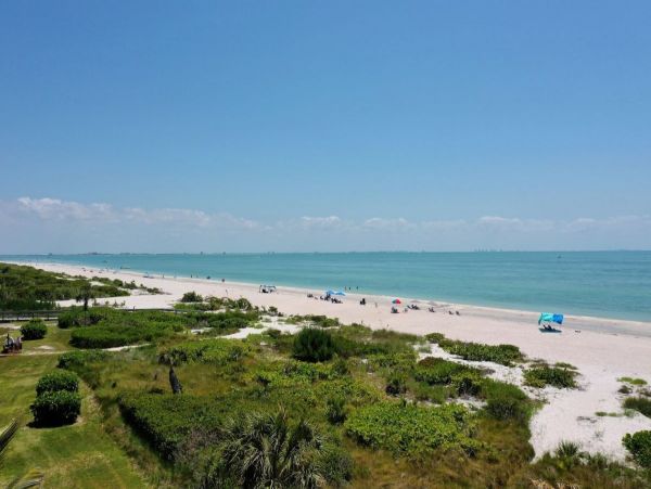 Sanibel Beachfront Condo with Gulf Views & Pool Access