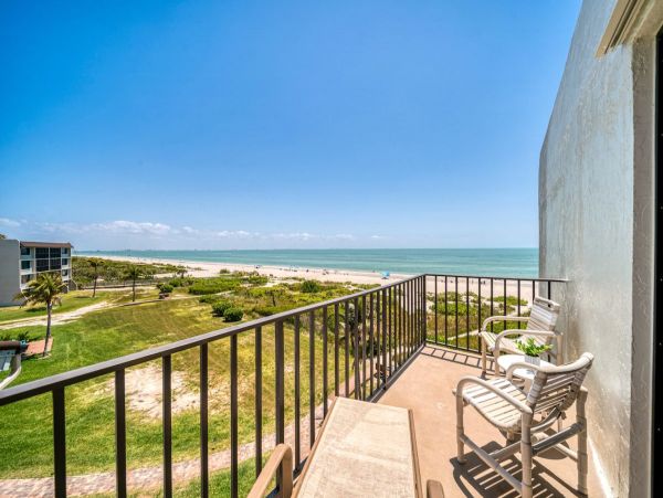 Sanibel Beachfront Condo with Gulf Views & Pool Access