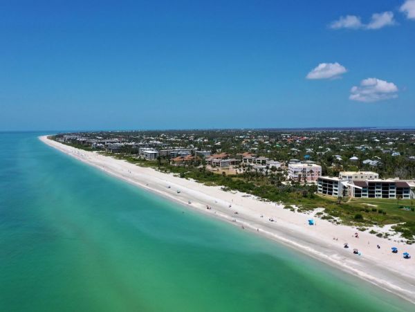 Sanibel Beachfront Condo with Gulf Views & Pool Access