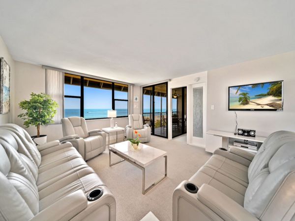 Sanibel Beachfront Condo with Gulf Views & Pool Access