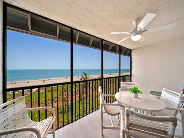 Sanibel Beachfront Condo with Gulf Views & Pool Access