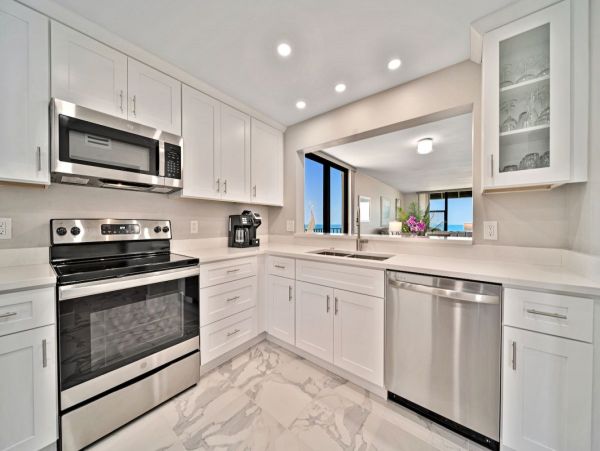 Sanibel Beachfront Condo with Gulf Views & Pool Access