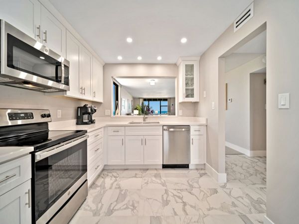 Sanibel Beachfront Condo with Gulf Views & Pool Access