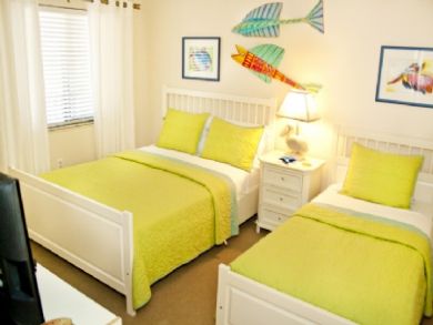 Guest bedroom with queen & twin beds