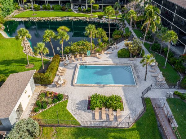 Two Bedroom Condo in Sanibel Located on Beach