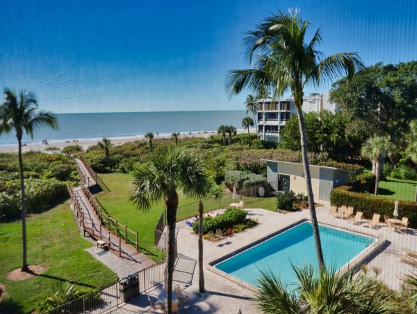Two Bedroom Condo in Sanibel Located on Beach
