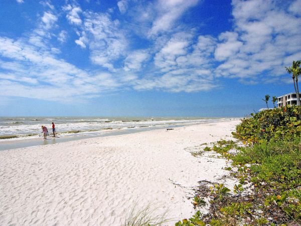 Two Bedroom Condo in Sanibel Located on Beach