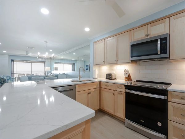 Gulf-Front Sanibel Island Retreat: Charming Condo with Stunning Views