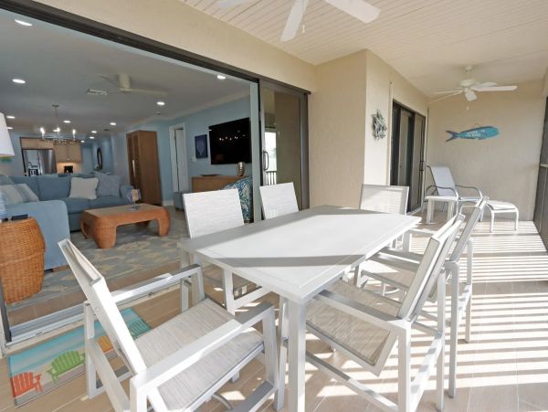 Gulf-Front Sanibel Island Retreat: Charming Condo with Stunning Views