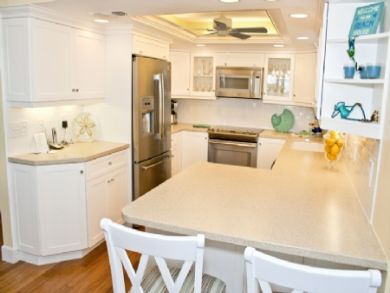 Equipped Kitchen with Breakfast Bar