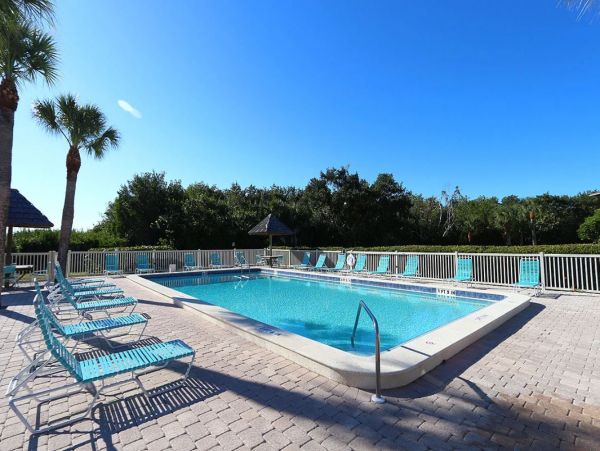 Sanibel Vacation Condo Close to Beach Communal Pool