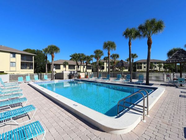 Sanibel Vacation Condo Close to Beach Communal Pool
