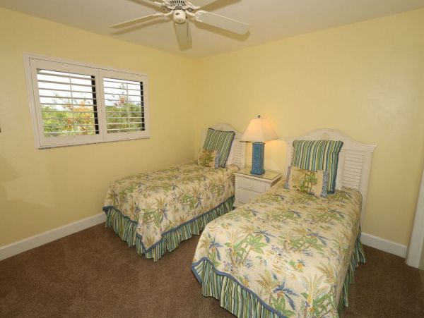 Sanibel Vacation Condo Close to Beach Communal Pool
