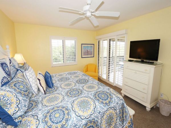 Sanibel Vacation Condo Close to Beach Communal Pool