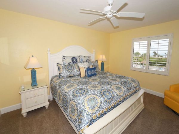 Sanibel Vacation Condo Close to Beach Communal Pool
