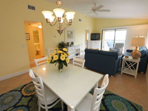 Sanibel Vacation Condo Close to Beach Communal Pool
